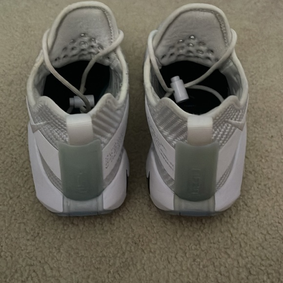 LeBron Solider 14 - Picture 2 of 3